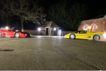 Két Ferrari F50 harca a földesúrnál