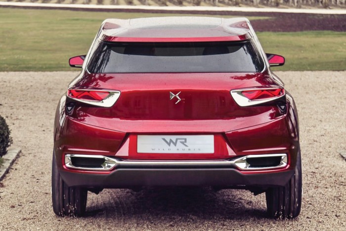 Króm keretezi a hátsó lámpát, a csomagtérajtó alját, de még a kipufogókat is