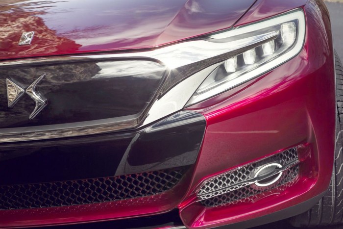 Három egységből áll, LED technológiát alkalmazó fényszórók. Az irányjelző funkciót futófény tölti be.