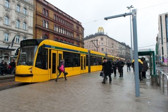 Digitális kijelzőket kapnak a megállók