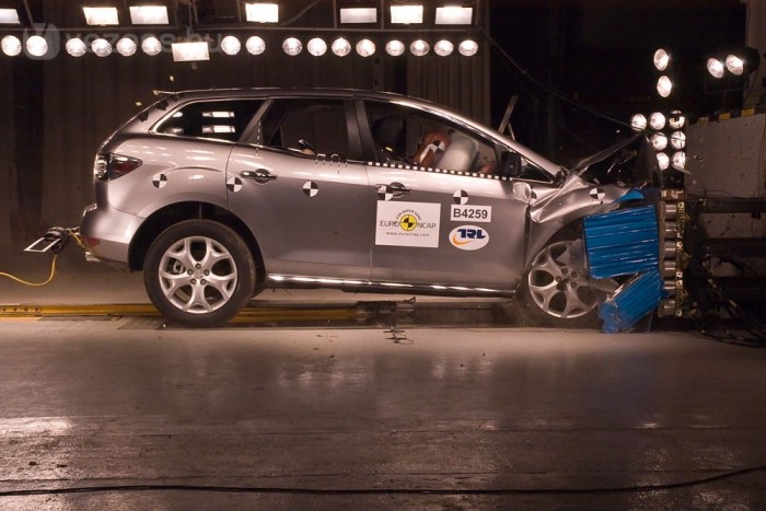 Top 10: a leggyengébb töréstesztek 26 9. Mazda CX-7 76%. Mivel a Top 10-es témához tíz szereplő dukál, a Mazda SUV-ja is itt van, bár négy csillagjával, masszív karosszériájával, alapos felsőtest- és mellkasvédelmével igazából nem volna itt a helye. Látszik, hogy a hátulról becsapódó autókkal szemben nem készítették fel, ezért veszélyben van az első utasok nyaka