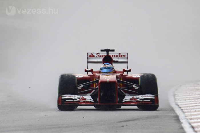 F1: Alonso fél az esőben 8