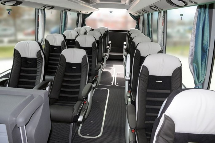 Az autóbusz mindössze 30 utas szállítására alkalmas, igaz, ők legalább kényelmesen utazhatnak figyelembe véve a 2+1-es üléselrendezést 