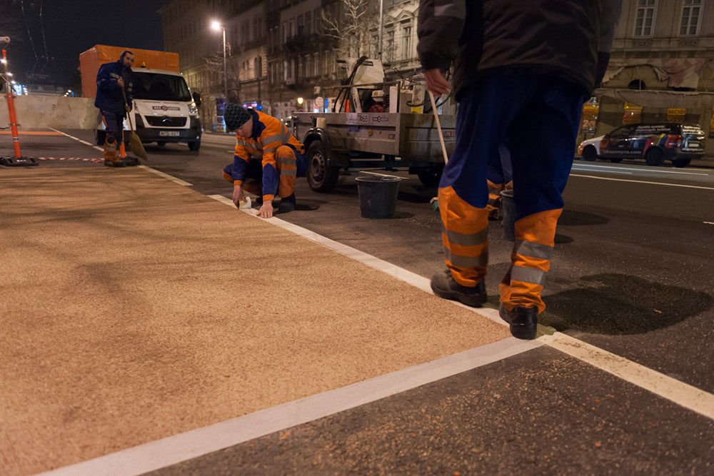 Piros buszsáv épül a Bajcsy-Zsilinszky úton 5