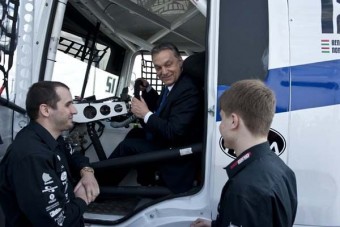Versenykamionba ült Orbán Viktor