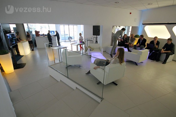 Kintről kicsinek látszik, mégis tágas a Maserati szalon