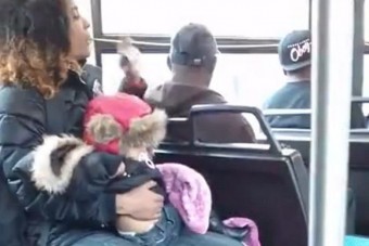 Eldobta a gyerekét a buszon 