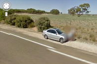 A Google Street View kocsija Ausztráliában kapta le a fiatal párt, ahogy autójuk motorházfedelén ünneplik szerelmüket. Gyanús, hogy a szex a kamerának szól.