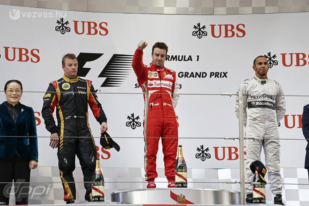 F1: Alonso nyerte a kínai gumicsatát 14