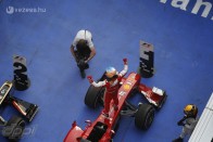 F1: Alonso nyerte a kínai gumicsatát 56