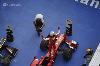 F1: Alonso nyerte a kínai gumicsatát 