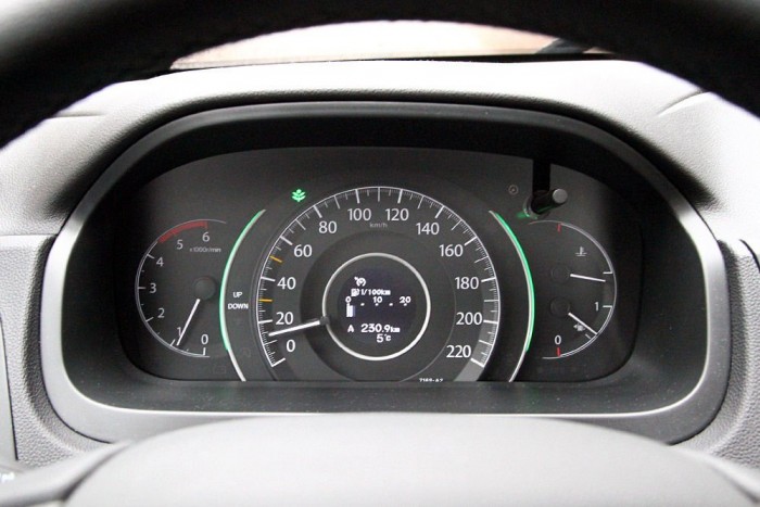 Csak a színe hagy nyomot: Honda CR-V 8 | Vezess Ha takarékosan vezetünk, jutalmul bezöldül a sebességmérőt ölelő fényív