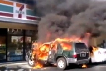 Nem kapott tőle pénzt, rágyújtotta az autót