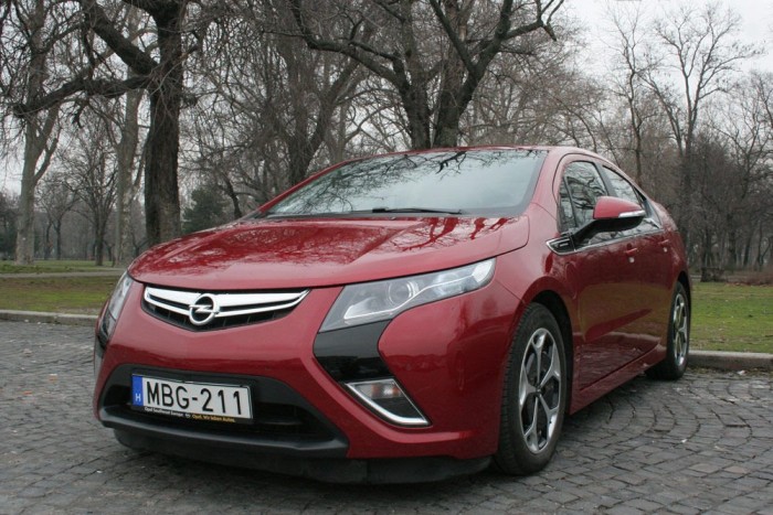 Briliáns elme – virágokkal a hajában 87 Lenyűgöző tudású autó az Opel Ampera, amely meghökkentő hülyeségei ellenére valószínűleg a jövő életképes megoldása a tőle környezetszennyezőbb benzin-dízel motoros, és a korlátozott hatótávú elektromos autók helyett.