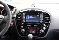 A Nissan Connect 2.0 multimédia rendszere mindent tud, amire egy kütyümániás fiatalnak szüksége lehet, USB-ajzat, Bluetooth, iPhone kapcsolat, navigáció és tolatókamera szolgálja a kényelmet