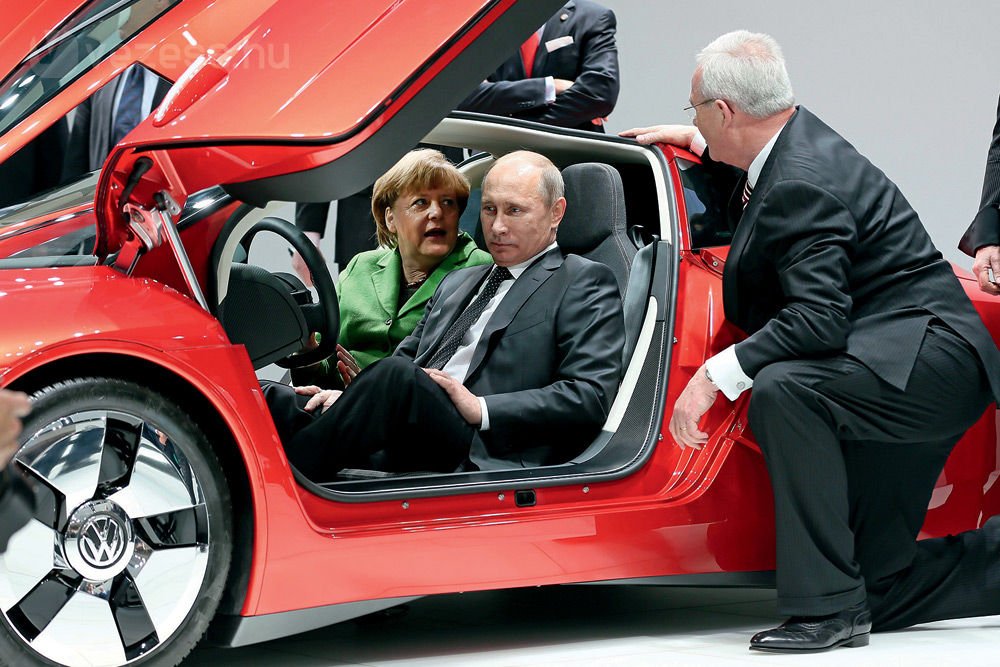 Martin Winterkorn itt Angela Merkelnek és Vlagyimir Putyinnak mutatja meg az XL1-et