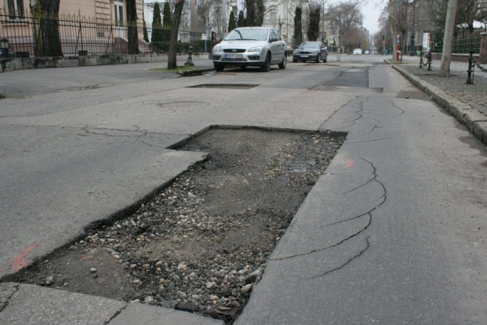 Soha nem látott kátyútengerrel küzdenek 3 A kép jól illusztrálja, hogy hiába a körbevágásos technika, ha mellette már reped szét az aszfalt. Ezt betömik, aztán mellette új keletkezik