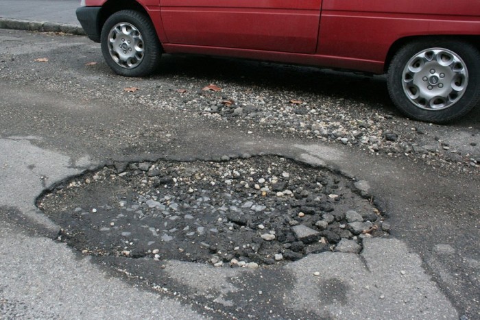 Soha nem látott kátyútengerrel küzdenek 4 Ez az úthiba egy parányi lyukkal kezdődött, vélhetően a csapadékos idő miatt nem javították ki, így 2 hét alatt ekkorává taposták szét az autók