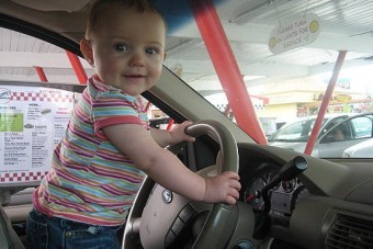 Autóval ment kajáért a hatéves fiú