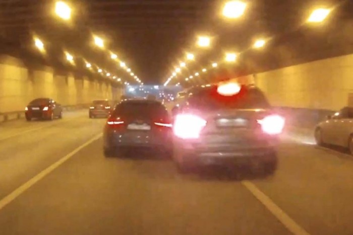 Tömegbalesetet okoztak az utcai versenyzők