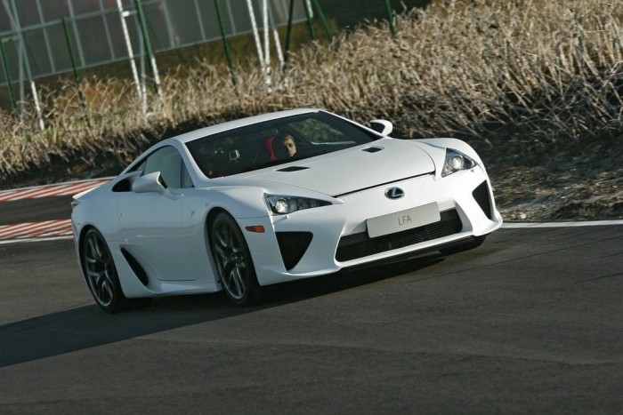 Ragad az aszfalthoz az LFA, és nemcsak egyenesben, hanem kanyarban is. Sokkal könnyebb gyorsan menni vele, mint bárki gondolná