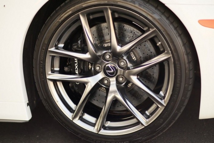 Karbon-kerámia Brembo féktárcsák. Az elsők 390, a hátsók 360 mm átmérőjűek, a tömegük kb. 5,5 kg. Ha vasból készülnének dupla ilyen nehezek lennének