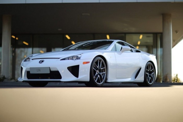 Alig 122 cm magas az LFA. Ezért is tűnnek olyan hatalmasnak a 20-as kerekek