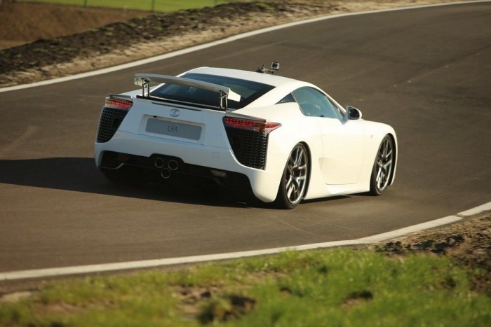 Hátulról talán még jobban néz ki, mint elölről. A szélső fekete rácsokon át ömlik ki a hűtőlevegő. A kedvezőbb tömegelosztás miatt ugyanis a hűtőket hátra szerelték 