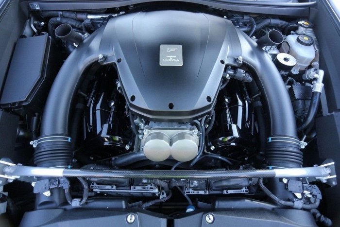 Jellegzetes az ökörszarv szerű szívócső. A rendszer airbox módra működik, vagyis a menetszél is tolja befelé a levegőt. A hangolásban a Yamaha is részt vett, a szívóhangok egy részét a hangélmény fokozására bevezetik az utastérbe