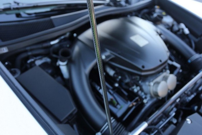 Még a motorháztető kitámasztó pálca is szénszálas műanyag. A karosszéria tömegének kétharmadát teszi ki ez a könnyű és szilárd anyag. A többi alumínium