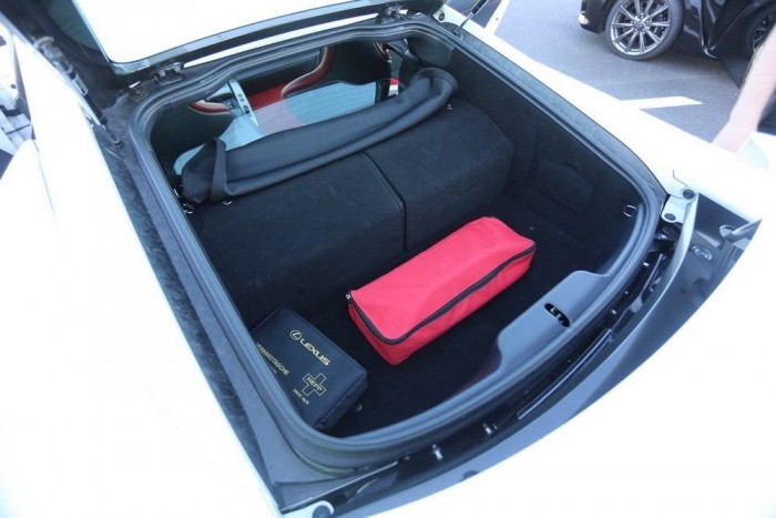 Csak jelképes a csomagtartó. Hiába kell a hely a váltónak, az akkumulátornak és a hűtőknek