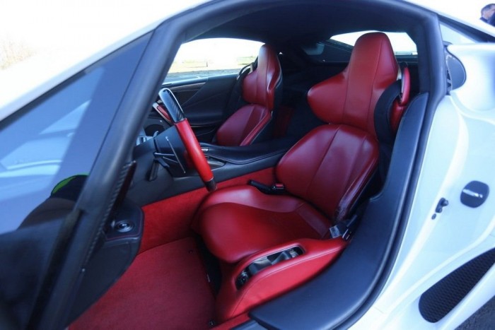 Óránként 300 000 forintot ér beülni az elektromos állítású, szénszálas héjú ülésbe. Ennyi ugyanis az LFA üzemeltetési költsége versenypályán