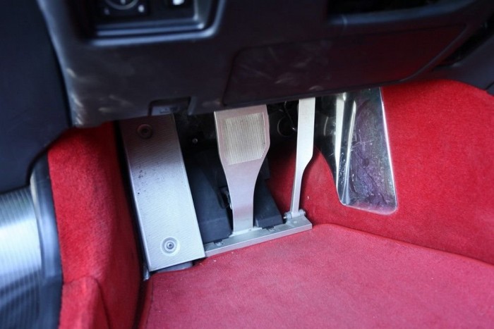 Alul csapolt fémpedálok, mint az F1-ben. A féknyomást elektromos szivattyú állítja elő, csak vezérelni kell. Még ez is élvezetes feladat. A gázreakció pedig mint a villám