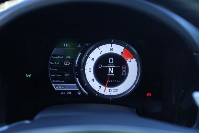 A beállítások változtatásához félrecsúszik a fordulatszámmérő. Elsőre eléggé vérfagyasztó látvány. Utána inkább jópofának tűnik 