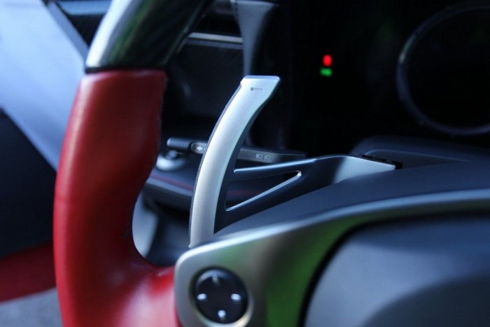 A kézi üzemmódokban füllel lehet váltani, a lefelé váltó kart nehezebb húzni, mint a felfelé kapcsolót. A kerek gombbal a TFT műszerfal beállításai változtathatók 