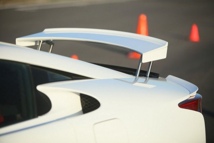 Nyolcvan km/óránál emelkedik ki a stabilizáló szárny. Ha kipörgetjük a motort, ez már az első fokozatban bekövetkezhet. Előtte a hűtő légbeömlői, amelyek csak azért lehetnek ilyen alakúak, mert karbonból készülnek