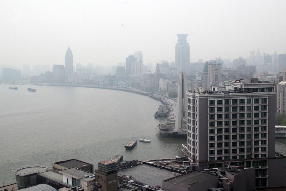 Ez a Sárga-folyó, a Huangpu. Sanghajban hat órával több az idő, mint otthon, a reggel hat itt dél