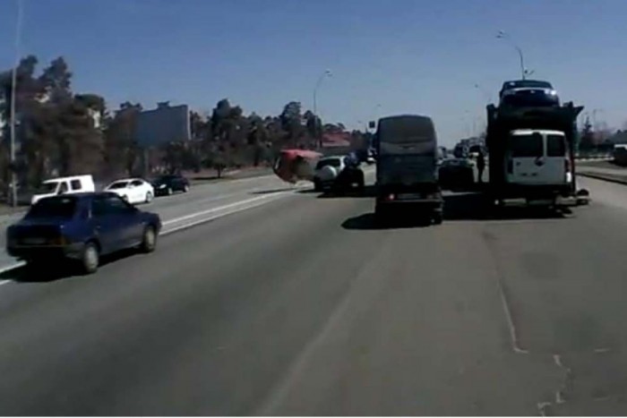 Elképesztő baleset tripla bukfenccel