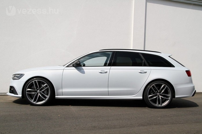 Tágas családi autó, 300 kmórás csúcssebességgel