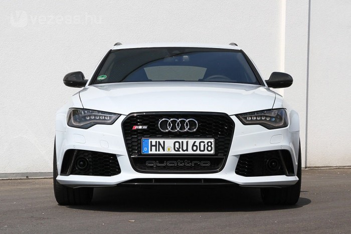 Szemből félelmetes. Fekete betétek, LED-es fényszóró és büszke quattro felirat a rendszám alatt.