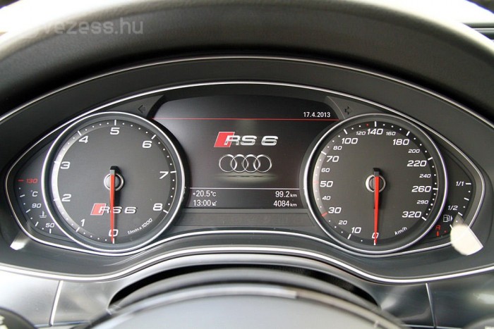 Szép, sportos színösszeállítású műszerfal