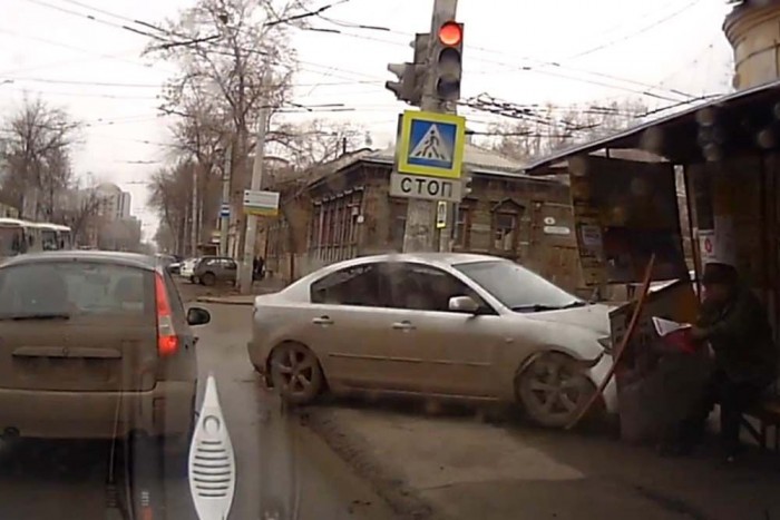 Rendőr rombolta le a buszmegállót 7 Békés utcakép, valaki épp buszra vár, újságot lapozva, amikor hirtelen a képbe száguld egy Mazda és letarolja a megállót.