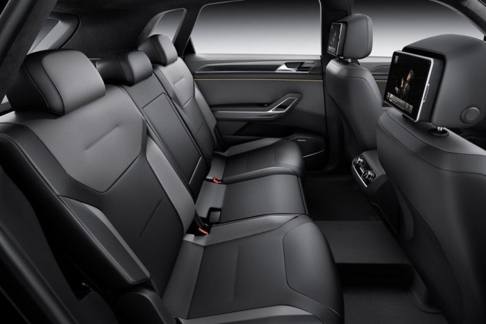 Ez lehet az új VW Touareg 8 | Vezess Az ötüléses CrossBlue Coupé 4889 x 2015 x 1679 mm-es, tengelytávja 2980 mm. A Touareg azonos adatai 4795 x 1940 x 1732 mm; 2893 mm.