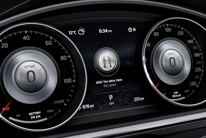 Ez lehet az új VW Touareg 10 | Vezess Balra az elektromos hajtáselemek állapota, jobbra a hagyományos műszerek, középen monitor