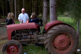 Leemelték apjukról a traktort a lányok