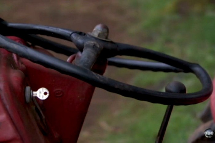 Leemelték apjukról a traktort a lányok 6