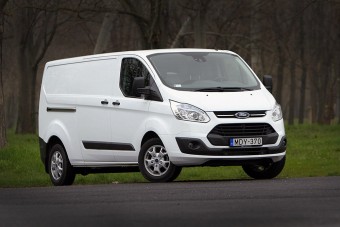 Elöl személy- hátul teherautó : Ford Transit