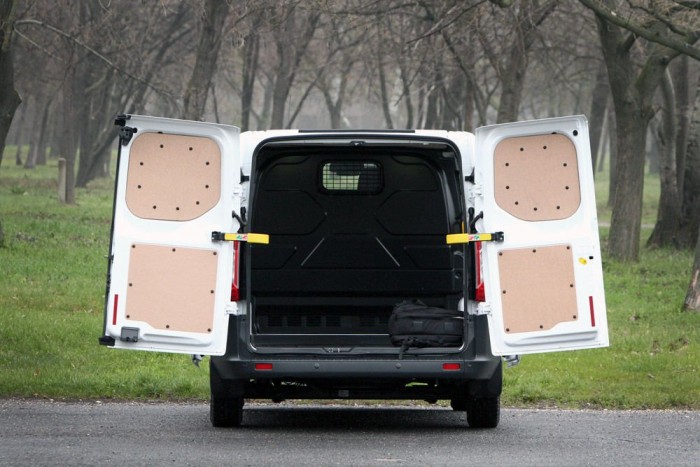 Elöl személy- hátul teherautó : Ford Transit 10 | Vezess A sárga karok kiakasztása után a két hátsó ajtószárny 180 fokban nyithatóvá válik. Ha a karokat rögzítjük, akkor nem kell minden nyitásnál vacakolni a kiakasztással.
