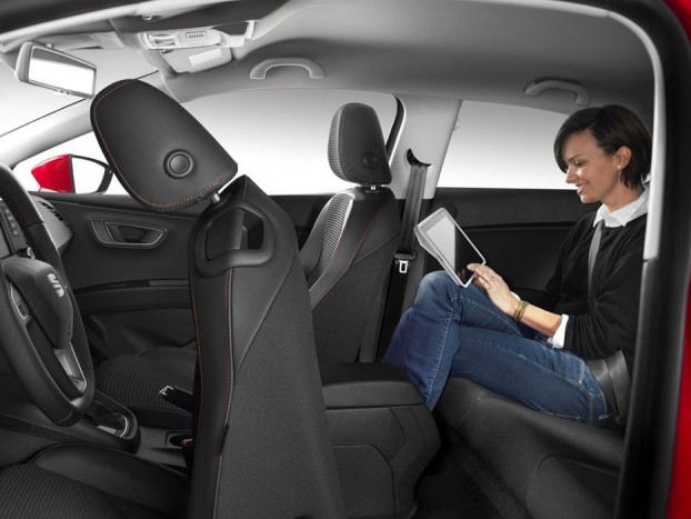 Hátul a nyithatatlan keskeny ablakok okoznak némi klausztrofóbiás sokkot