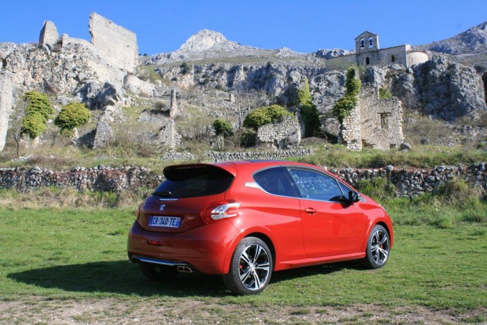 Ha sietni kell a kozmetikushoz 63 Jelen állás szerint a GTi 5,8 millió forintról indul, az extrák pontos árát még nem közölte az importőr
